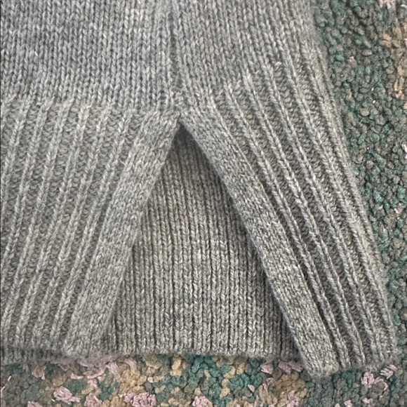 Abercrombie & Fitch V Neck Sweater - Picture 6 of 11